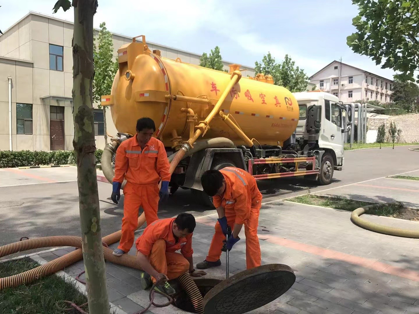 安福管道疏通车停在窨井附近