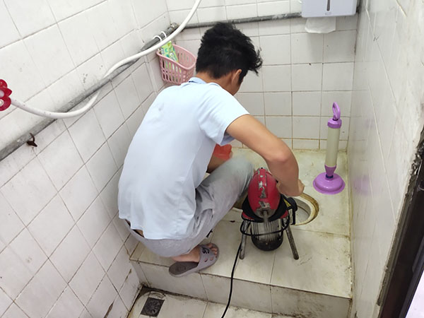 安福管道堵塞冒臭气 专业师傅现场解决问题